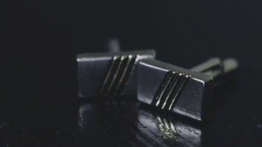 kol düğmeleri yalan masada