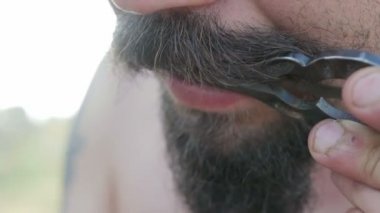 Dostum senin drymba arp çalıyor. Yakın çekim