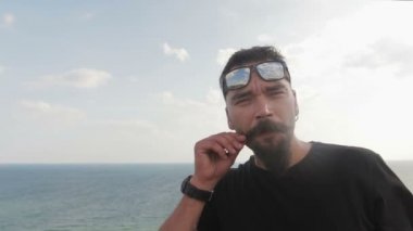 Bıyık ve denizin zemin üzerine gözlük ile dostum hippi. Movember