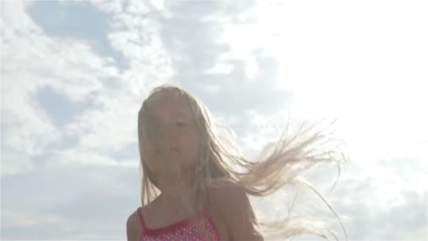 美丽的, 金发碧眼的小女孩在沙滩上跳跃 — 图库视频影像