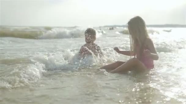 幸せで、陽気な子供-兄と妹の海で泳ぐ. — ストック動画