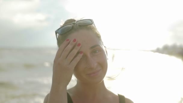 Mädchen mit Sommersprossen und Pigmentierung im Gesicht — Stockvideo