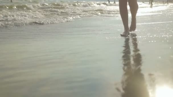Deniz kumsalda yürüyen bir genç kızın ayak — Stok video