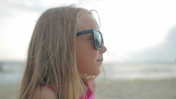 Porträt eines blonden, glücklichen Mädchens mit Sonnenbrille — Stockvideo