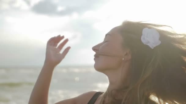 Portret van een gelooid meisje met haar haren naar beneden op de achtergrond van de zee — Stockvideo