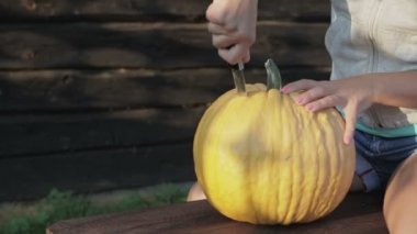 Kız Vale lamba bir bıçakla, Samhain keser.