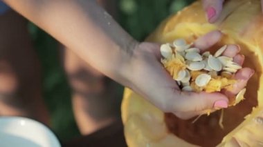 Kız Vale lamba bir bıçakla, Samhain keser.
