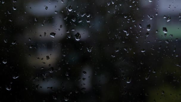 Tidsinställd dåligt väder. Droppar vatten på glaset, regnet är utanför fönstret, bakgrundsbild — Stockvideo