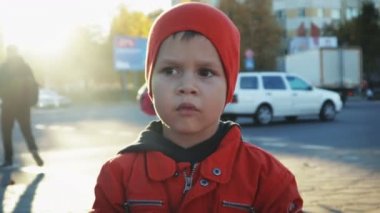 Portre üçün, üzgün, küçük bir çocuğun dört yıl kaybetmiş büyük bir şehirde, metropolis.