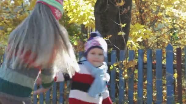 Fratello e sorella che giocano in campagna in autunno — Video Stock