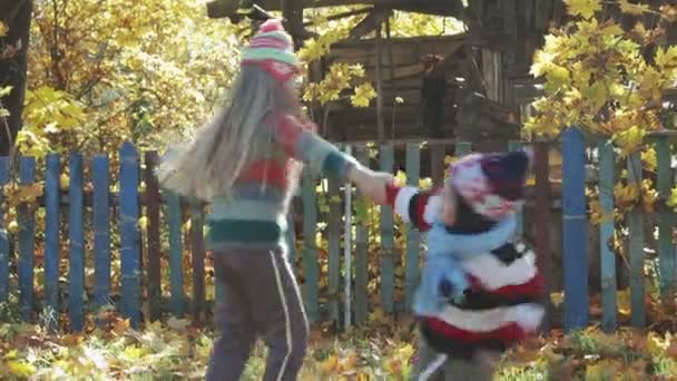 Hermano y hermana jugando en el campo en otoño — Vídeos de Stock