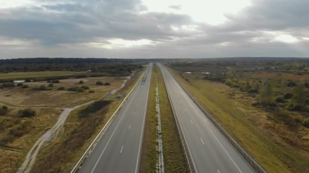 Luftaufnahme von vielen Motorradfahrern, die auf der Autobahn fahren. Kolumne Biker auf Motorrädern unterwegs auf Roadtrip — Stockvideo