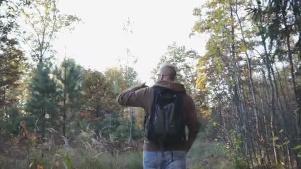 Mladý muž v podzimním lese, v lese — Stock video