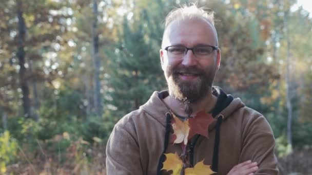 Portretul Unui Tip Fericit Barbă Ochelari Coadă Porc Bărbie Care — Videoclip de stoc