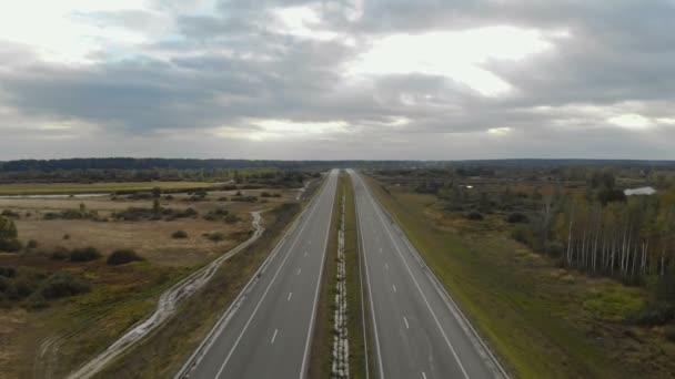 Vista aérea de la autopista de cuatro carriles — Vídeo de stock