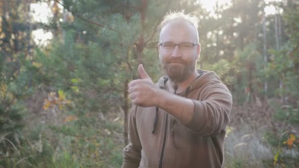 Retrato de un hombre feliz que muestra un dedo hacia arriba — Vídeo de stock