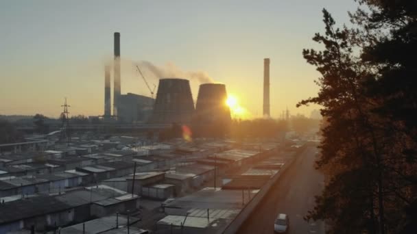 Дым из промышленных дымоходов на рассвете над городом — стоковое видео