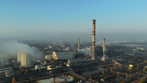 Дым из труб в городе. загрязнение окружающей среды — стоковое видео