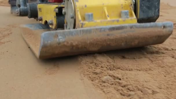 Заливка фундамента бетоном в промышленное строительство — стоковое видео