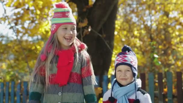 Счастливые осенние дети в лесопарке — стоковое видео