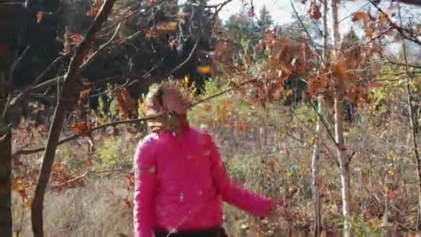 Chica rural disfruta de la caída de hojas en el bosque de otoño — Vídeo de stock