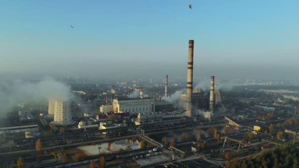 Дым из труб в городе. загрязнение окружающей среды — стоковое видео