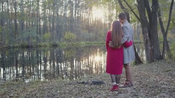 행복, 사랑 가족 포옹 하 고 신선한 공기, 새벽에 숲의 호수 근처에 있는 공원에서 산책. 가족의 개념 — 비디오