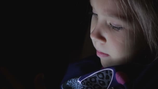 여자 여 학생 밤, 어둠 속에서 태블릿을 재생 — 비디오