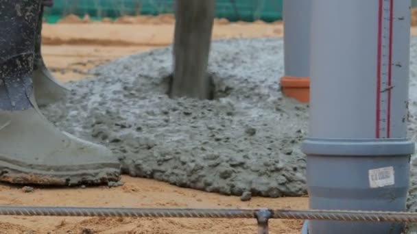 Despejando concreto na betonilha no chão — Vídeo de Stock
