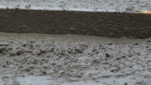 Verser du béton dans la chape au sol 