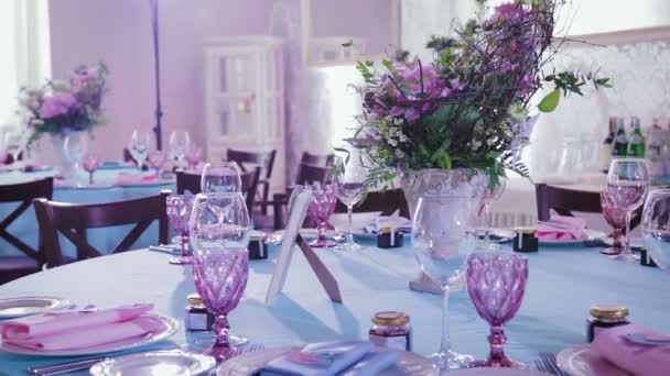 Hermosa y elegante mesa que fija platos y flores para celebraciones — Vídeos de Stock