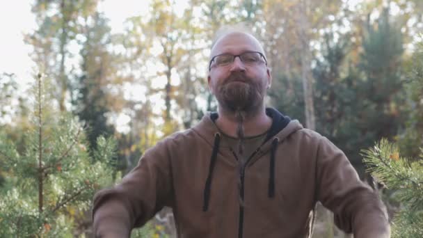 Молодой, симпатичный парень с бородой показывает инакомыслие жестом, с опущенным большим пальцем — стоковое видео