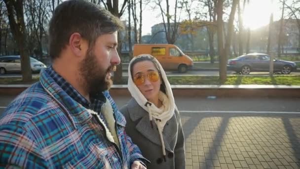 Vrienden lopen de straat en praten, schieten zichzelf op camera — Stockvideo