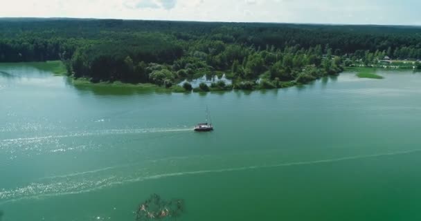 Вид Зверху Вітрильну Яхту Плаває Зеленій Воді Мальовничій Бухті Серед — стокове відео