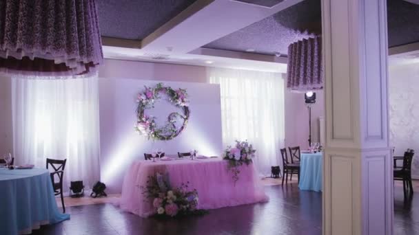 Decoración y decoración de la mesa de bodas . — Vídeo de stock