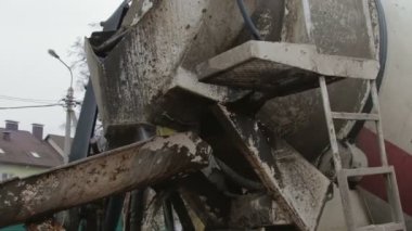 Beton mikseri kamyonu üzerinden çimento karışımı boşaltma