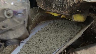 Beton Püskürtme içine taze çimento karışımı Mikser kamyondan boşaltma
