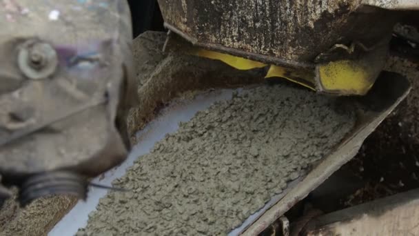 Lossen van verse cement mengsel uit de mengers in de concrete spuitmachine — Stockvideo