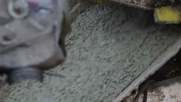 Разгрузка свежей цементной смеси из смесителя в бетонный распылитель — стоковое видео