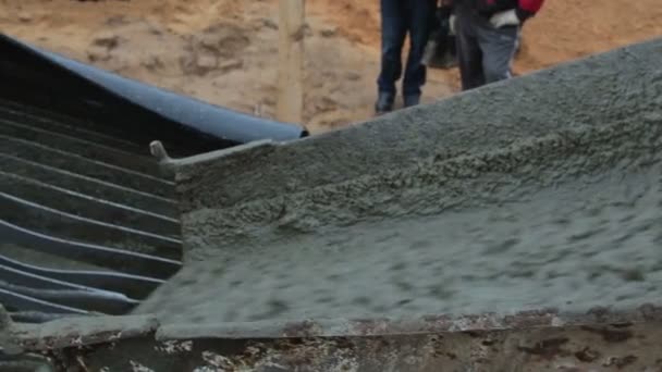 Lossen van verse cement mengsel uit de mengers in de concrete spuitmachine — Stockvideo