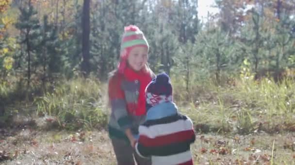 Duas crianças brincam na floresta — Vídeo de Stock