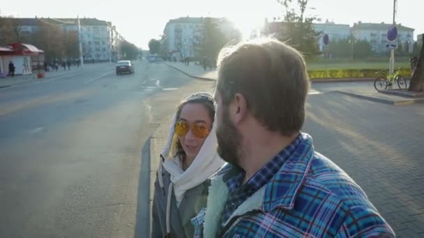 Freunde laufen durch die Stadt und reden, erschießen sich vor laufender Kamera. das Konzept eines Selfies — Stockvideo