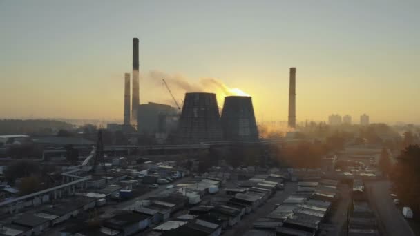 Фабрика с дымовыми трубами на фоне восхода солнца. Загрязнение окружающей среды Вид сверху — стоковое видео