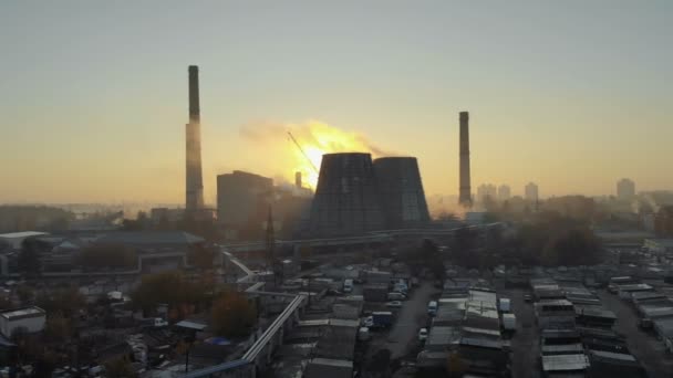 Fabryka z dymiące kominy na tle słońca. Zanieczyszczenie środowiska. Widok z góry — Wideo stockowe