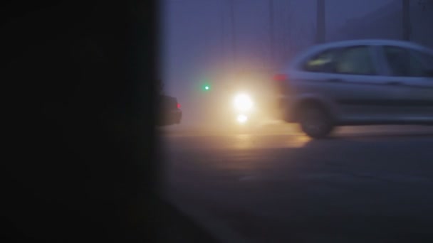 'S avonds plaats (city) in de dikke mist, ongunstige weersomstandigheden — Stockvideo