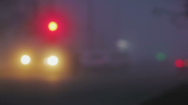 Imagen borrosa de la ciudad nocturna en espesa niebla, condiciones climáticas adversas — Vídeos de Stock