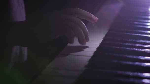 Uma criança toca piano — Vídeo de Stock