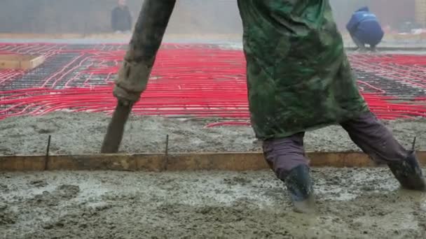 Steadicam Tiro Construtores Que Executam Derramamento Betonilha Concreto Piso Aquecimento — Vídeo de Stock