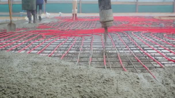 Füllung einer Kupplung eines Betonbodens mit Heizung — Stockvideo