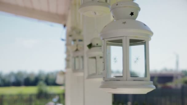 Street, decoratieve lantaarns opknoping op de vakantie en de spreiding in de wind, close-up. Bruiloft decor — Stockvideo